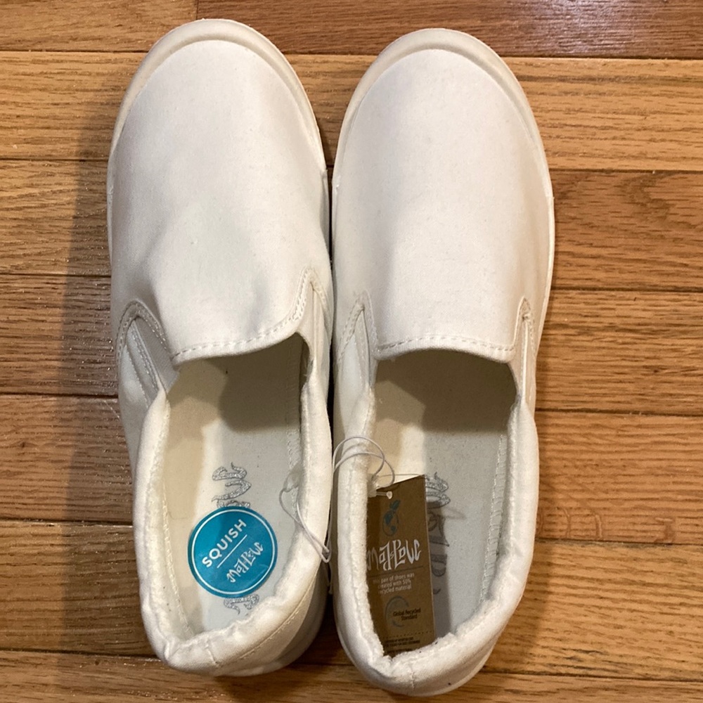 Mal love tennis shoes slip on size 11W. NWT